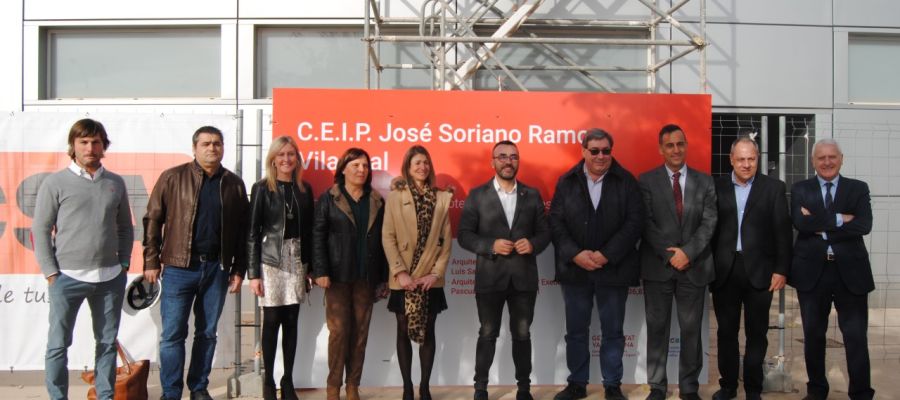 L´alcalde José Benlloch i la regidora d´Educació, Aida Beteta junt amb els arquitectes i tècnics de l´Ajuntament durant la visita al centre. L´alcalde José Benlloch i la regidora d´Educació, Aida Beteta junt amb els arquitectes i tècnics de l´Ajuntament durant la visita al centre.
