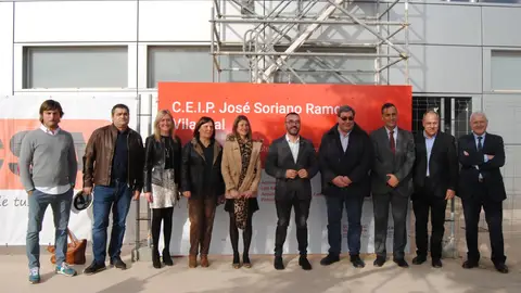 L´alcalde José Benlloch i la regidora d´Educació, Aida Beteta junt amb els arquitectes i tècnics de l´Ajuntament durant la visita al centre. Vila-real preveu altres projectes amb càrrec al pla Edificant, entre d´altres el no u col-legi Escultor Ortells.