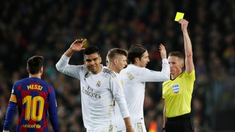 Los jugadores del Real Madrid protestan una amonestaci&oacute;n de Hern&aacute;ndez Hern&aacute;ndez en el Cl&aacute;sico