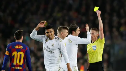 Los jugadores del Real Madrid protestan una amonestación de Hernández Hernández en el Clásico Los jugadores del Real Madrid protestan una amonestación de Hernández Hernández en el Clásico