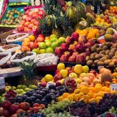 mercado con frutas y verduras
