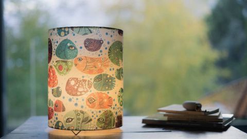 L&aacute;mparas con estampado de piedras, 'peces de colores', pintadas por ni&ntilde;os nicarag&uuml;enses.