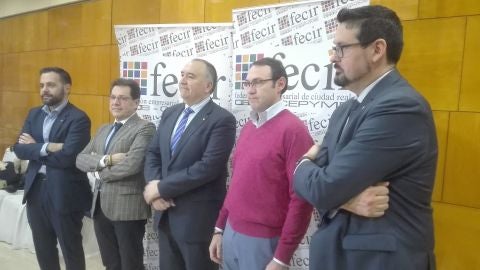 Carlos Mar&iacute;n, en el centro, junto con miembros de la junta directiva de Fecir