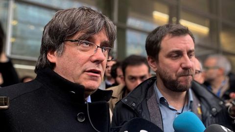 Carles Puigdemont y Toni Comín ante los periodistas, en una imagen de archivo Carles Puigdemont y Toni Comín ante los periodistas, en una imagen de archivo