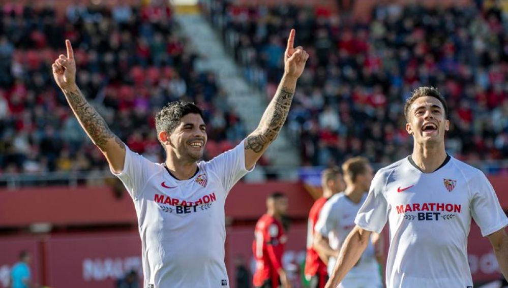  El centrocampista argentino Éver Banega y el defensor Sergio Reguilón del Sevilla, celebran un gol ante el RCD Mallorca