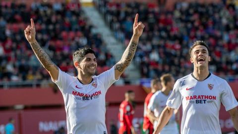  El centrocampista argentino &Eacute;ver Banega y el defensor Sergio Reguil&oacute;n del Sevilla, celebran un gol ante el RCD Mallorca