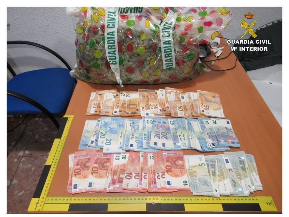 La Guardia Civil detiene en Villena a un hombre tras hacer un acceso de su vivienda a otra contigua propiedad del ayuntamiento y esconder 2,2 kilos de marihuana La Guardia Civil detiene en Villena a un hombre tras hacer un acceso de su vivienda a otra contigua propiedad del ayuntamiento y esconder 2,2 kilos de marihuana