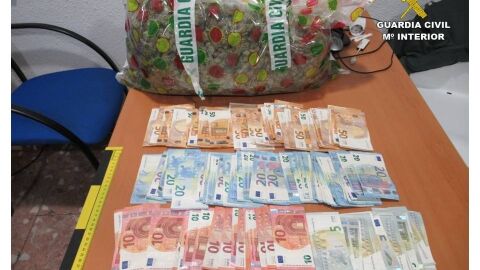 Dinero incautado al detenido por la Guardia Civil en Villena.