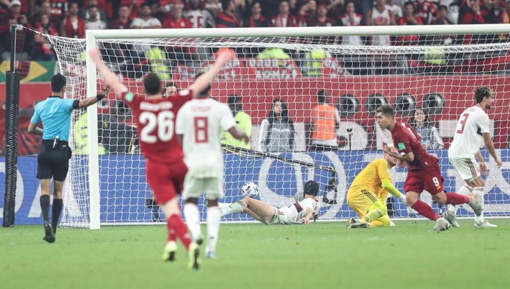  Roberto Firmino, jugador del Liverpool marca un gol durante la final del Mundial de clubes