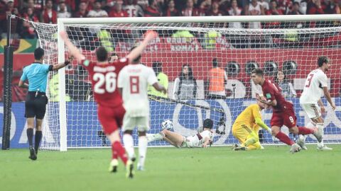  Roberto Firmino, jugador del Liverpool marca un gol durante la final del Mundial de clubes