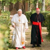 Anthony Hopkins y Jonathan Pryce, caracterizados como Benedicto XVI y Jorge Mario Bergoglio en 'Los dos papas'