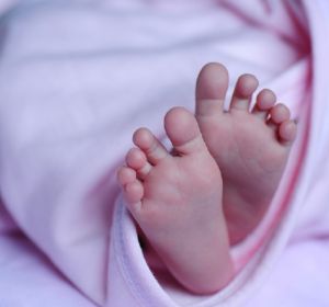 Imagen de archivos pies de un bebé. Imagen de archivos pies de un bebé.