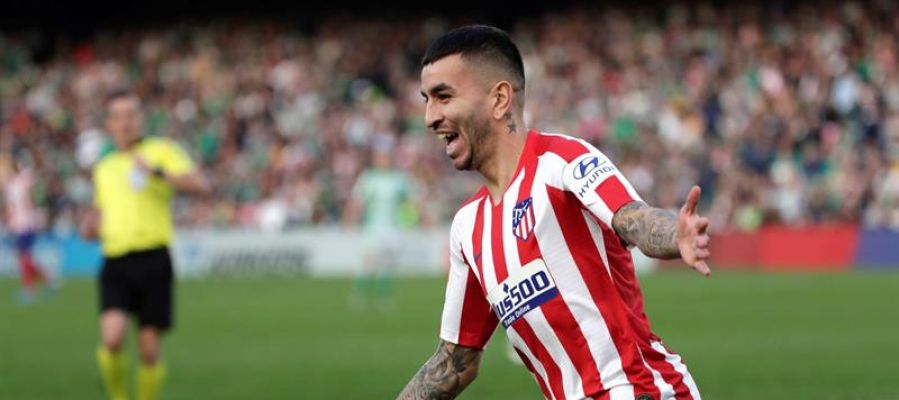 El delantero argentino del Atlético de Madrid, Ángel Correa, celebra el gol conseguido ante el Real Betis El delantero argentino del Atlético de Madrid, Ángel Correa, celebra el gol conseguido ante el Real Betis
