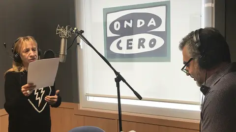 Blanca Portillo, durante la grabación de la ficción sonora con Carlos Alsina Blanca Portillo, durante la grabación de la ficción sonora con Carlos Alsina
