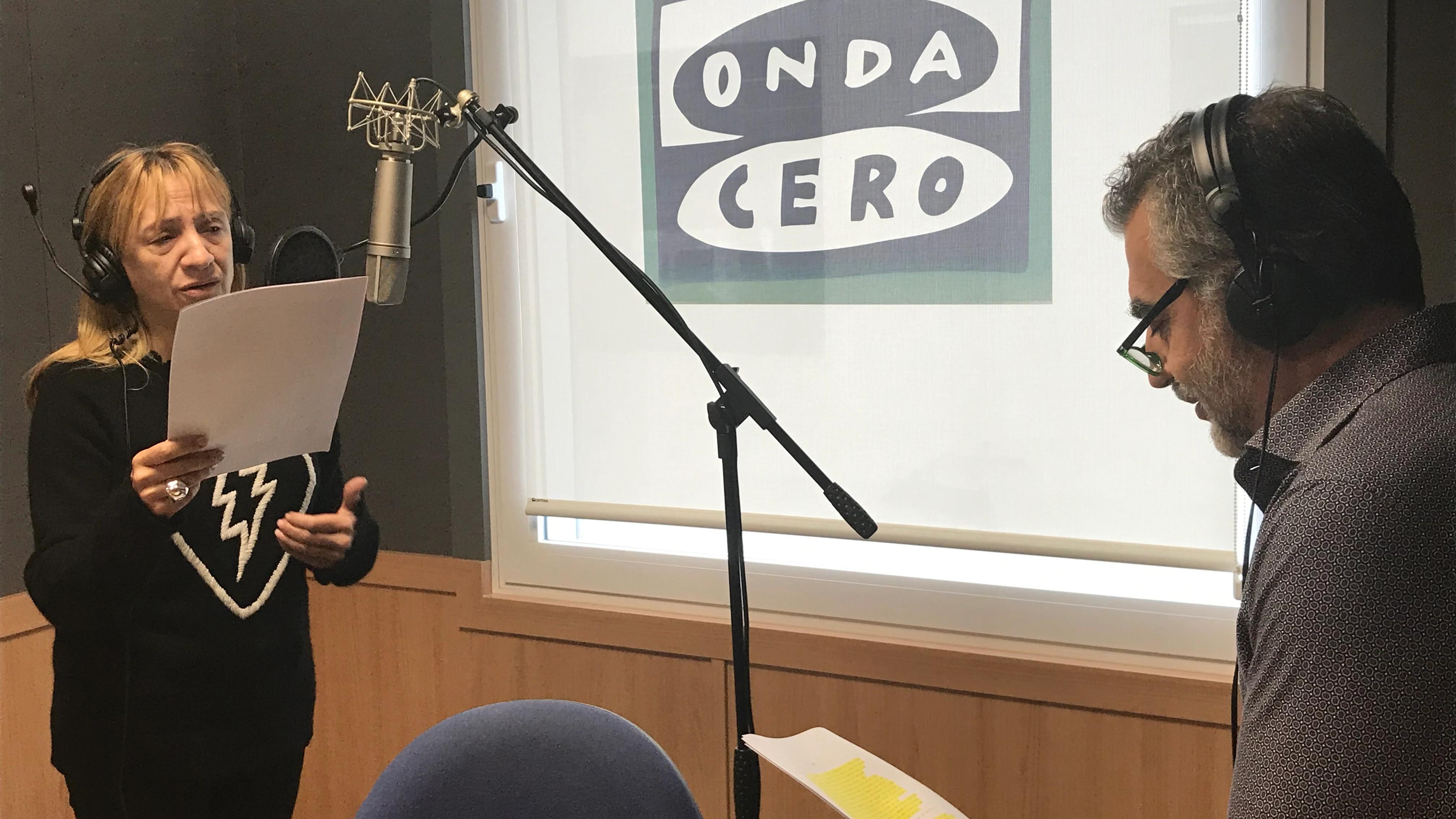 Blanca Portillo, durante la grabación de la ficción sonora con Carlos Alsina Blanca Portillo, durante la grabación de la ficción sonora con Carlos Alsina