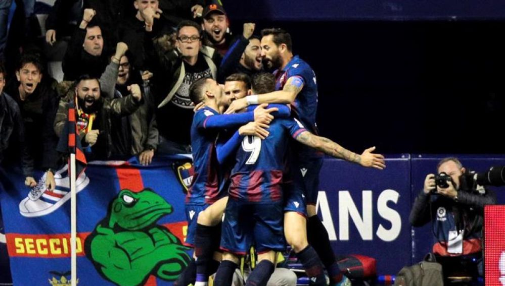 Los jugadores del Levante felicitan a Roger Martí tras marcar el segundo gol ante el Celta