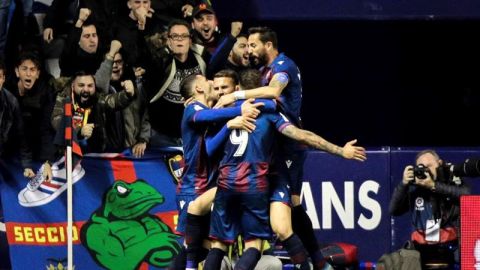 Los jugadores del Levante felicitan a Roger Mart&iacute; tras marcar el segundo gol ante el Celta