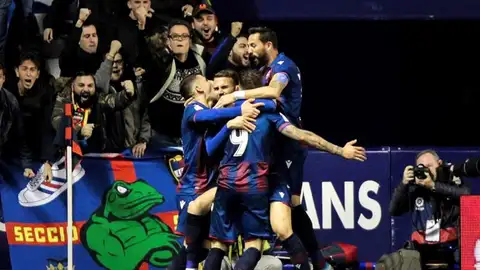 Los jugadores del Levante felicitan a Roger Martí tras marcar el segundo gol ante el Celta Los jugadores del Levante felicitan a Roger Martí tras marcar el segundo gol ante el Celta