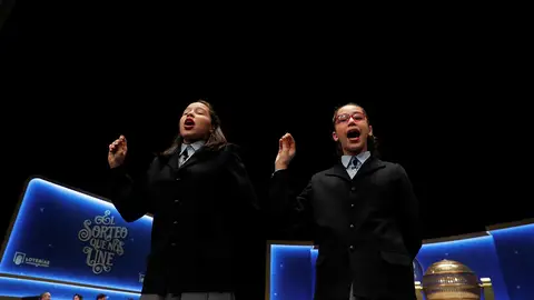 Noura y Elizabeth cantan El Gordo de la Navidad Noura y Elizabeth cantan El Gordo de la Navidad