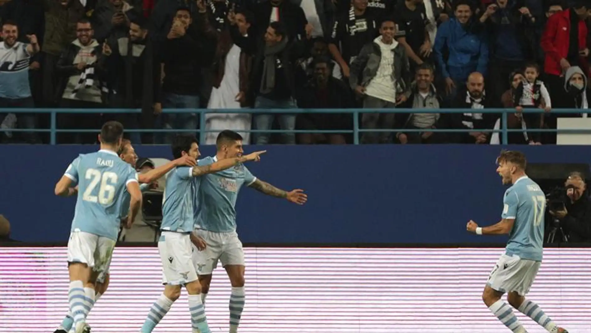  Jugadores celebran un gol durante la SuperCopa italiana