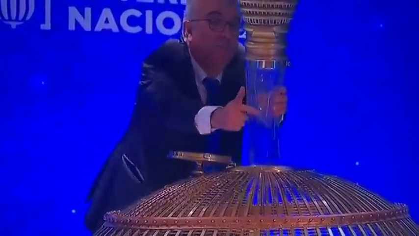 Polémica en las redes sociales por un vídeo viral de la Lotería de Navidad: ¿Qué introducen en el bombo? Polémica en las redes sociales por un vídeo viral de la Lotería de Navidad: ¿Qué introducen en el bombo?