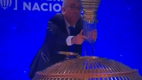 Pol&eacute;mica en redes sociales por este v&iacute;deo de la Loter&iacute;a de Navidad: &iquest;qu&eacute; introducen en el bombo?