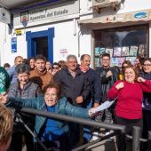Un grupo de vecinos celebra el segundo premio de la Lotería de Navidad