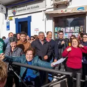 Un grupo de vecinos celebra el segundo premio de la Lotería de Navidad Un grupo de vecinos celebra el segundo premio de la Lotería de Navidad