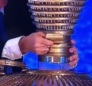 La imagen de la polémica en el Sorteo de la Lotería de Navidad 2019: ¿qué hace este comisario? La imagen de la polémica en el Sorteo de la Lotería de Navidad 2019: ¿qué hace este comisario?