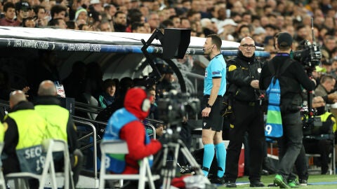 Un &aacute;rbitro revisa una jugada en v&iacute;deo