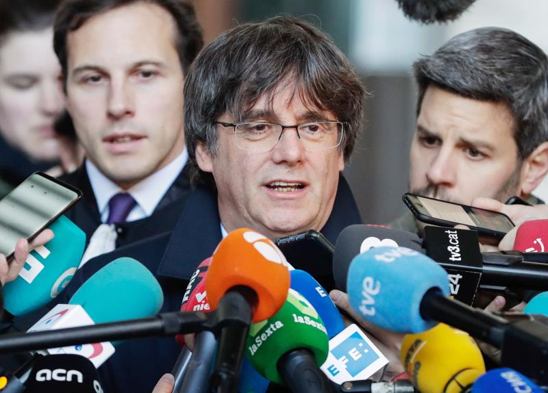 Puigdemont pide a los votantes del 1-O que le ayuden a pagar la fianza del Tribunal de Cuentas Puigdemont pide a los votantes del 1-O que le ayuden a pagar la fianza del Tribunal de Cuentas