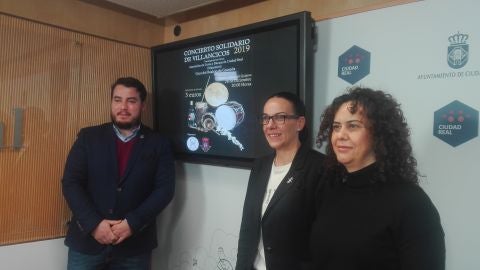 Gonz&aacute;lez, Mas&iacute;as y Ferrer, durante la presentaci&oacute;n del concierto