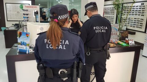Agentes de la Polic&iacute;a Local de Elche en un comercio.