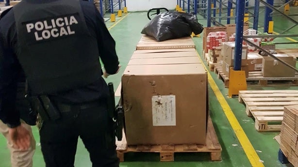 La Policía Local de Elche encuentra en el cobertizo de una casa de campo media tonelada de tabaco de contrabando La Policía Local de Elche encuentra en el cobertizo de una casa de campo media tonelada de tabaco de contrabando