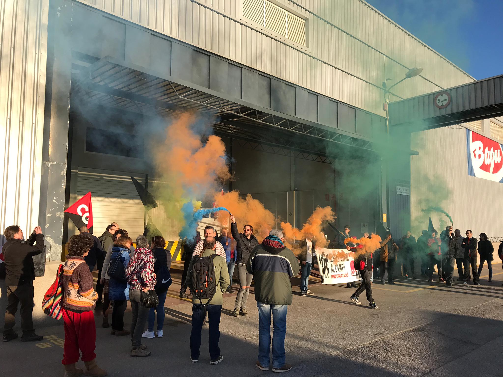 Decenas de collidors se concentran en les Alqueries por el despido de dos trabajadores Decenas de collidors se concentran en les Alqueries por el despido de dos trabajadores