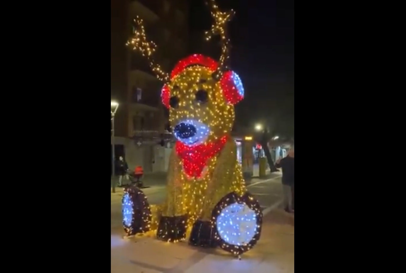 Hackean un muñeco navideño en Viladecans para saludar a los vecinos con un "Viva España" Hackean un muñeco navideño en Viladecans para saludar a los vecinos con un "Viva España"