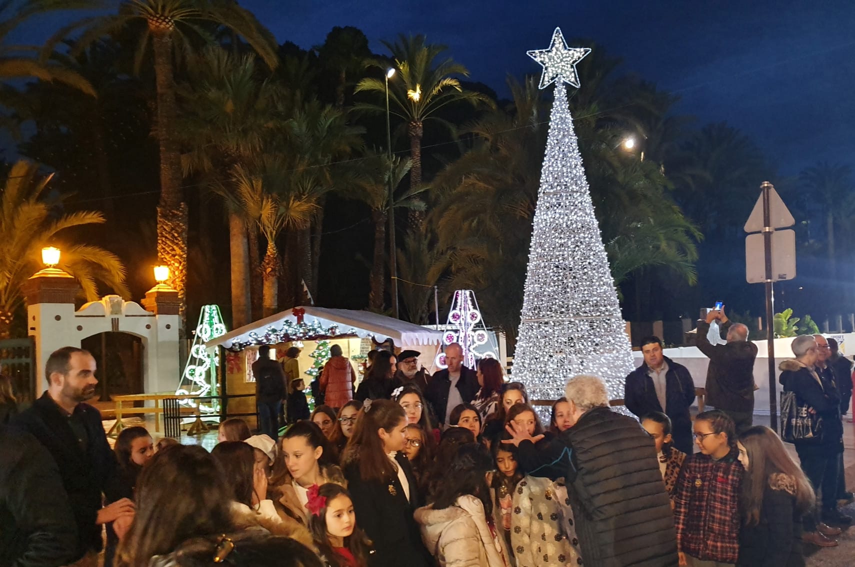 Elche inaugura los belenes, la feria y el mercadillo navideño Elche inaugura los belenes, la feria y el mercadillo navideño