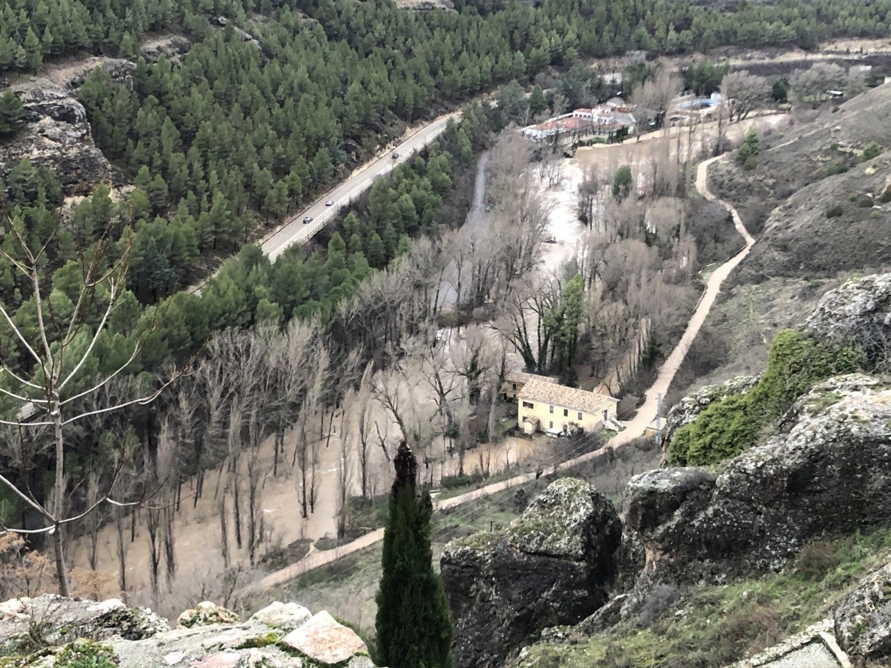 Fallece una mujer de 90 años tras ser hallada en el río Júcar, en Cuenca Fallece una mujer de 90 años tras ser hallada en el río Júcar, en Cuenca