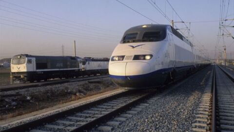 Seis empresas compiten para poner en marcha los nuevos AVE que circularán en 2020. Foto Renfe_643x397