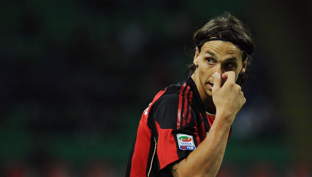 Ibrahimovic se toca la nariz durante un partido con el Milan en 2010