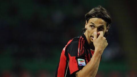 Ibrahimovic se toca la nariz durante un partido con el Milan en 2010