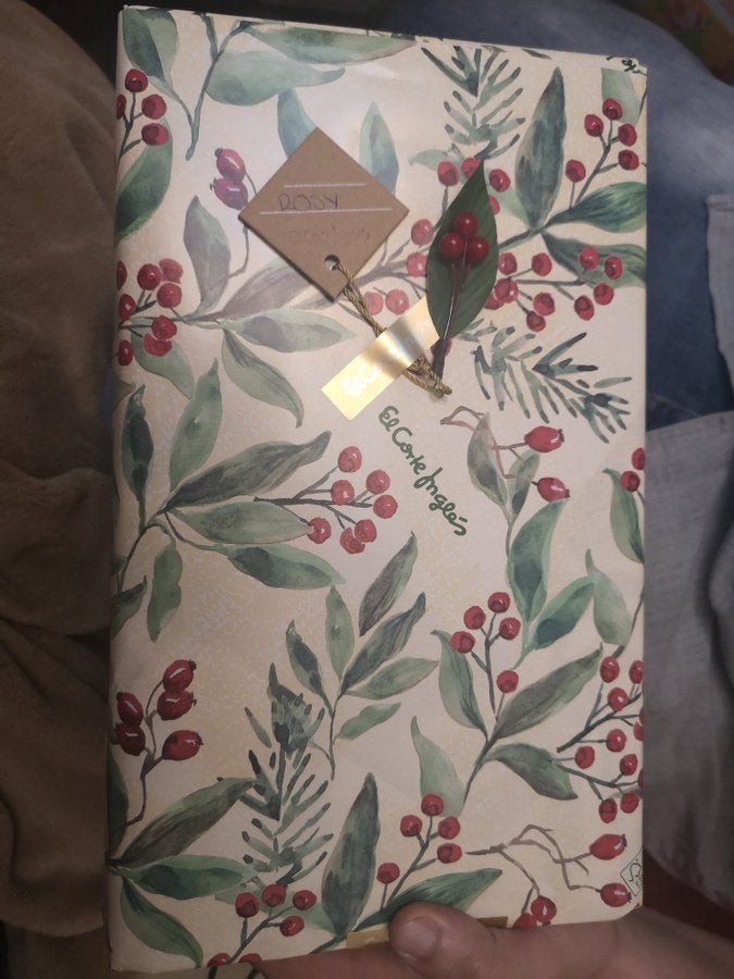 El anuncio viral de una mujer que se encontró un paquete olvidado en el Metro de Madrid: "No quiero que Rosy se quede sin regalo" El anuncio viral de una mujer que se encontró un paquete olvidado en el Metro de Madrid: "No quiero que Rosy se quede sin regalo"