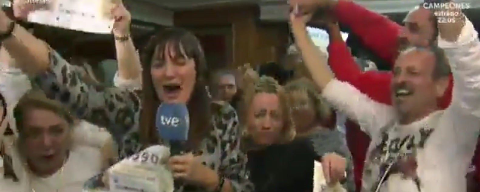 Una reportera de TVE celebra el Gordo en directo y después aclara que no le ha tocado Una reportera de TVE celebra el Gordo en directo y después aclara que no le ha tocado