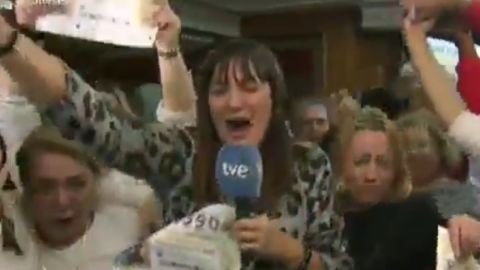 La reportera Natalia Escudero celebrando el premio