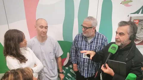 Leo Harlem y Carlos Alsina con algunos de los trabajadores del Hospital Niño Jesús Leo Harlem y Carlos Alsina con algunos de los trabajadores del Hospital Niño Jesús