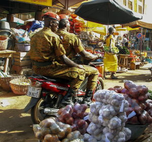 Dos soldados pasan en moto por un mercado en la capital Uagadugú (Burkina Faso). Dos soldados pasan en moto por un mercado en la capital Uagadugú (Burkina Faso).