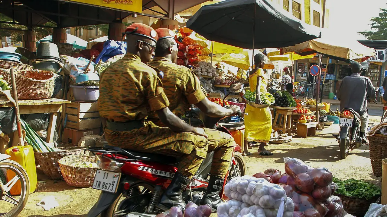 Dos soldados pasan en moto por un mercado en la capital Uagadugú (Burkina Faso). Dos soldados pasan en moto por un mercado en la capital Uagadugú (Burkina Faso).