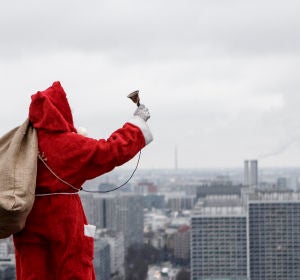 Un hombre roba en un banco para después lanzar su botín por los aires al grito de: "Feliz Navidad" Un hombre roba en un banco para después lanzar su botín por los aires al grito de: "Feliz Navidad"