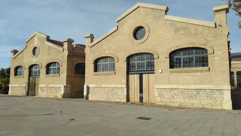 Naves de Ribes del Parque Central La Universidad Popular, a la izquierda, y el Ribes Espai Cultural, a su derecha