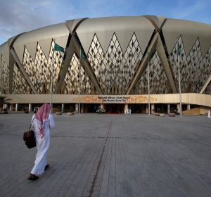 Un hombre se dirige al estadio Rey Abdullah, donde se disputa la Supercopa. Un hombre se dirige al estadio Rey Abdullah, donde se disputa la Supercopa.